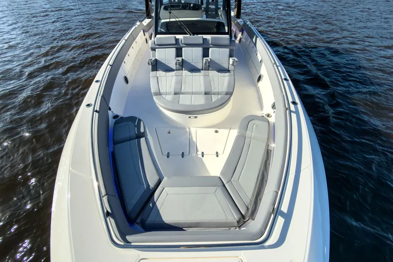 Slide: The Image of Boston Whaler 420 Outrage 2026 - 34
