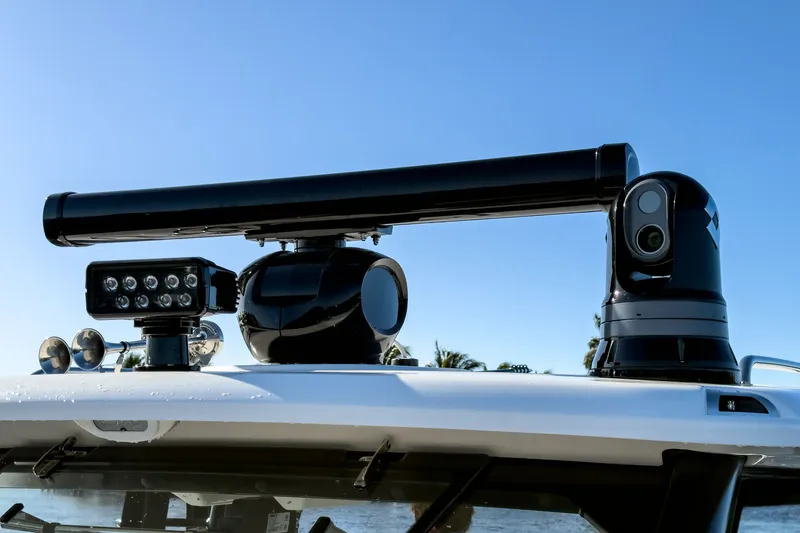 Slide: The Image of Boston Whaler 420 Outrage 2026 - 36