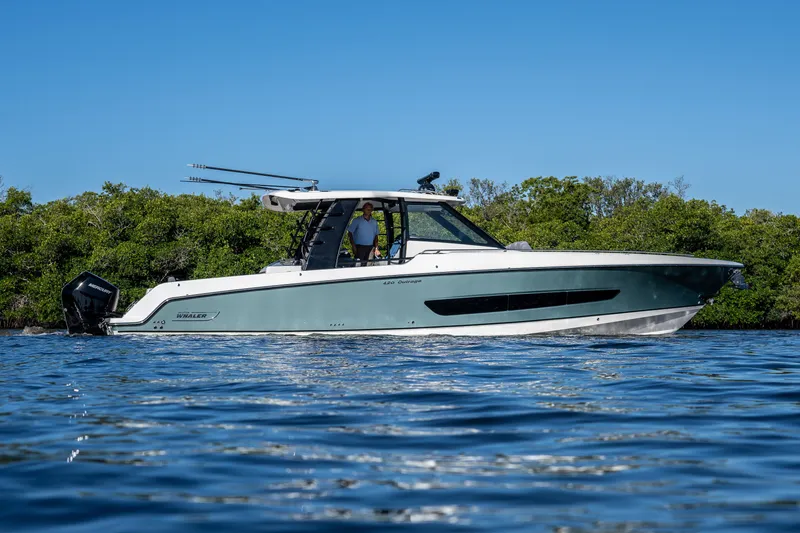 Slide: The Image of Boston Whaler 420 Outrage 2026 - 38