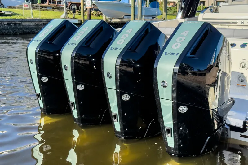 Slide: The Image of Boston Whaler 420 Outrage 2026 - 4