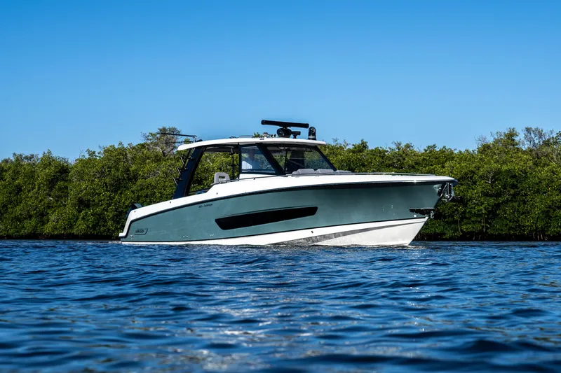 Slide: The Image of Boston Whaler 420 Outrage 2026 - 40