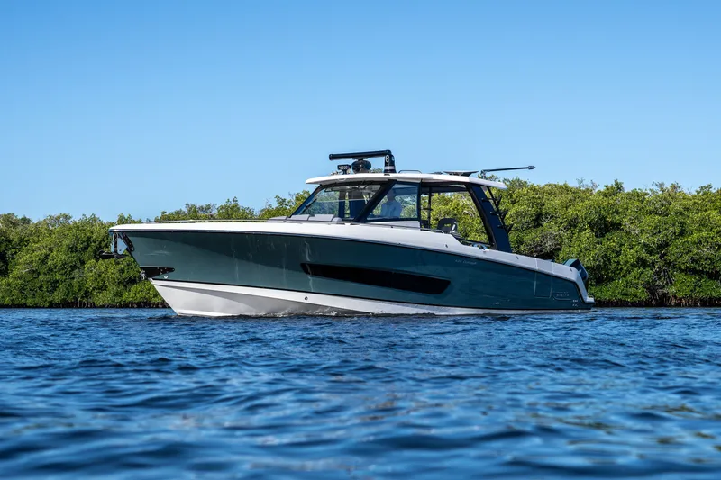 Slide: The Image of Boston Whaler 420 Outrage 2026 - 41