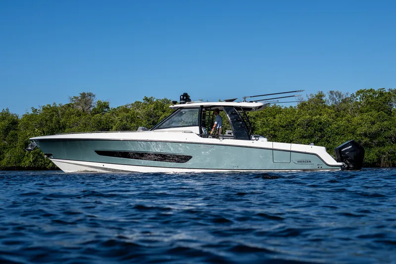 Slide: The Image of Boston Whaler 420 Outrage 2026 - 42