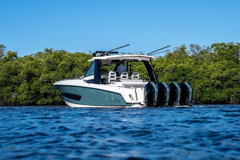 Slide: The Image of Boston Whaler 420 Outrage 2026 - 44