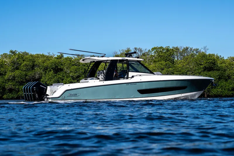 Slide: The Image of Boston Whaler 420 Outrage 2026 - 47