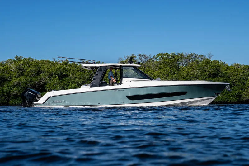 Slide: The Image of Boston Whaler 420 Outrage 2026 - 48