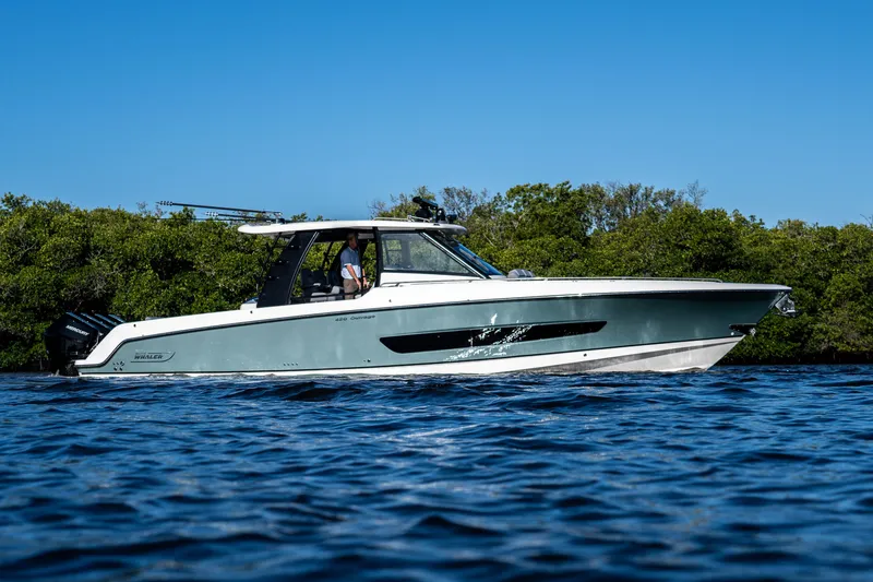 Slide: The Image of Boston Whaler 420 Outrage 2026 - 49