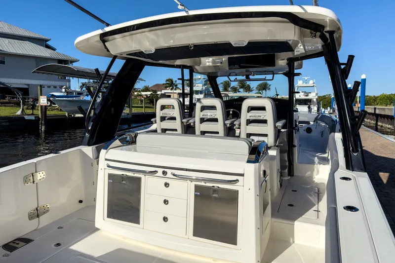 Slide: The Image of Boston Whaler 420 Outrage 2026 - 5