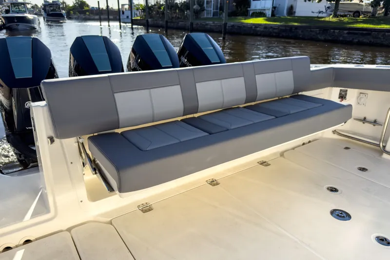 Slide: The Image of Boston Whaler 420 Outrage 2026 - 6