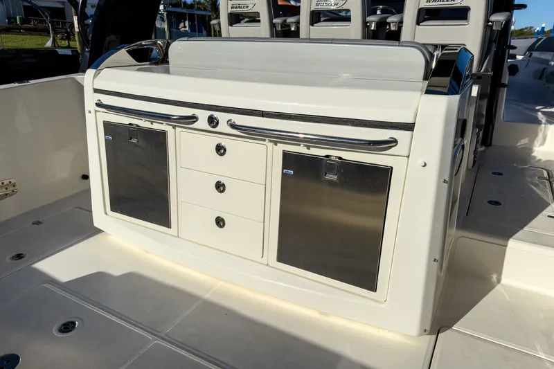 Slide: The Image of Boston Whaler 420 Outrage 2026 - 7