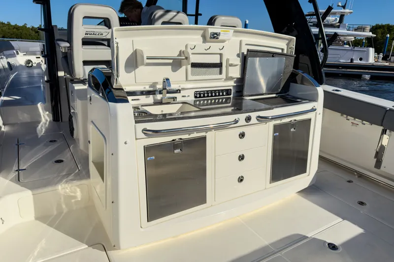 Slide: The Image of Boston Whaler 420 Outrage 2026 - 8