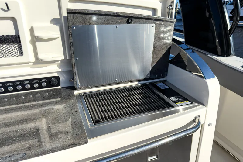 Slide: The Image of Boston Whaler 420 Outrage 2026 - 9