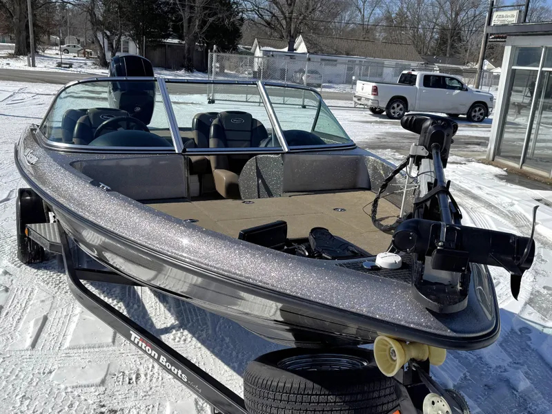 Slide: The Image of 2013 Triton 190 SE boat on snowy ground, featuring sleek design and modern equipment. - 19