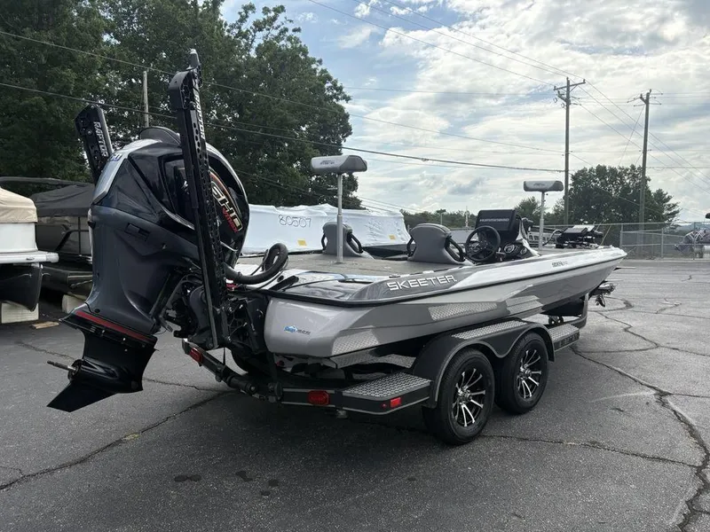 Slide: The Image of 2023 Skeeter ZXR 20 boat dashboard with electronics and trolling motor. - 4