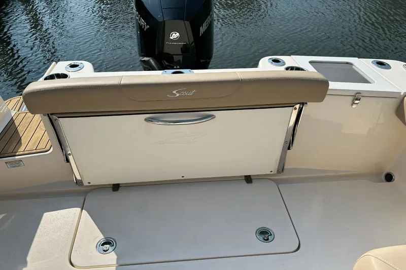 Slide: The Image of Scout 215 Dorado 2022 - 9