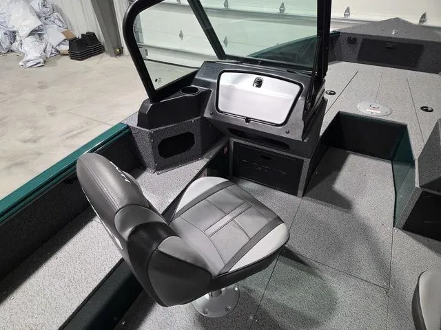 Slide: The Image of Lund 1800 Explorer Sport 2026 - 14