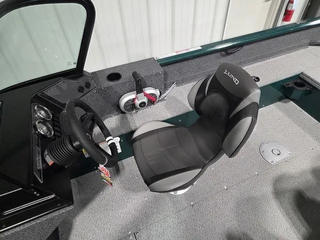 Slide: The Image of Lund 1800 Explorer Sport 2026 - 16