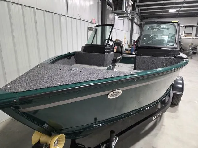 Slide: The Image of Lund 1800 Explorer Sport 2026 - 3