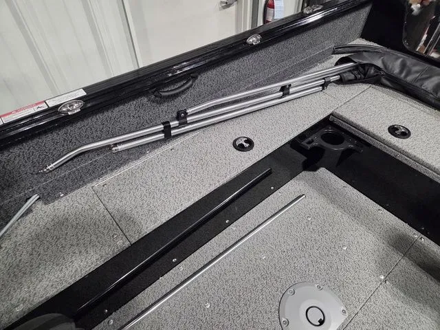 Slide: The Image of Lund 1800 Explorer Sport 2026 - 10