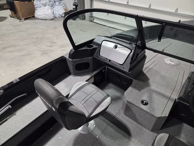 Slide: The Image of Lund 1800 Explorer Sport 2026 - 14