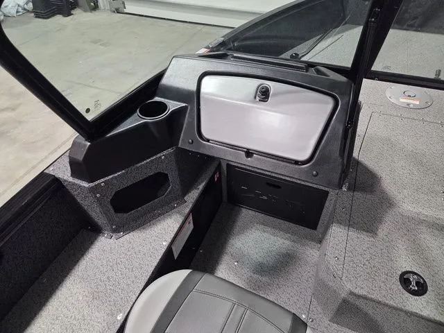 Slide: The Image of Lund 1800 Explorer Sport 2026 - 15