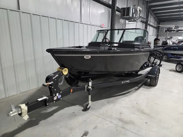 Slide: The Image of Lund 1800 Explorer Sport 2026 - 3