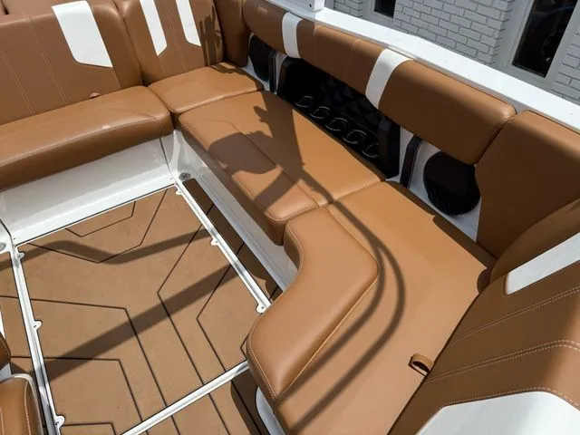 Slide: The Image of Malibu Wakesetter 21 LX 2022 - 10