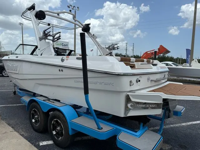 Slide: The Image of Malibu Wakesetter 21 LX 2022 - 4