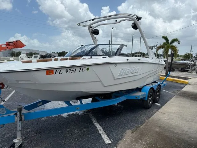 Slide: The Image of Malibu Wakesetter 21 LX 2022 - 5