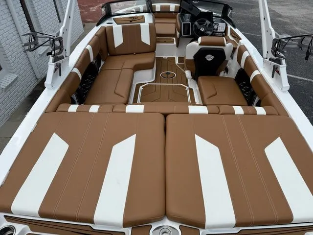 Slide: The Image of Malibu Wakesetter 21 LX 2022 - 6
