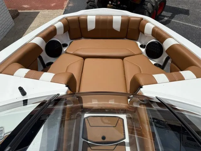 Slide: The Image of Malibu Wakesetter 21 LX 2022 - 8