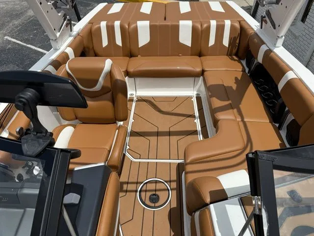 Slide: The Image of Malibu Wakesetter 21 LX 2022 - 9