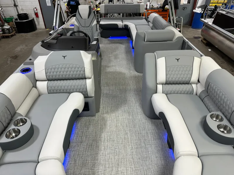 Slide: The Image of Tahoe Cascade 2385 Cruise Rear Bench (CRB) & Honda 4-Stroke EFI 2025 - 10