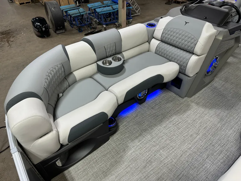 Slide: The Image of Tahoe Cascade 2385 Cruise Rear Bench (CRB) & Honda 4-Stroke EFI 2025 - 11