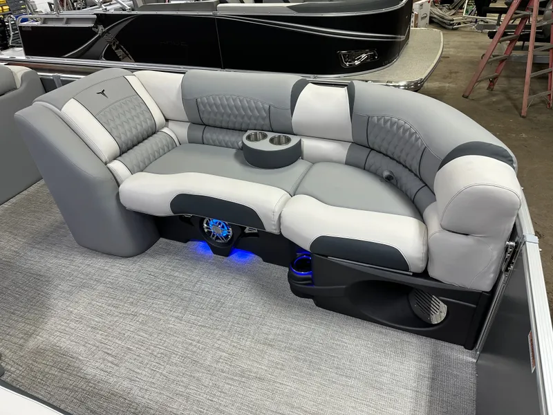 Slide: The Image of Tahoe Cascade 2385 Cruise Rear Bench (CRB) & Honda 4-Stroke EFI 2025 - 12