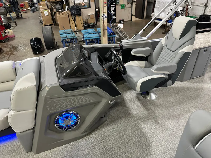 Slide: The Image of Tahoe Cascade 2385 Cruise Rear Bench (CRB) & Honda 4-Stroke EFI 2025 - 13