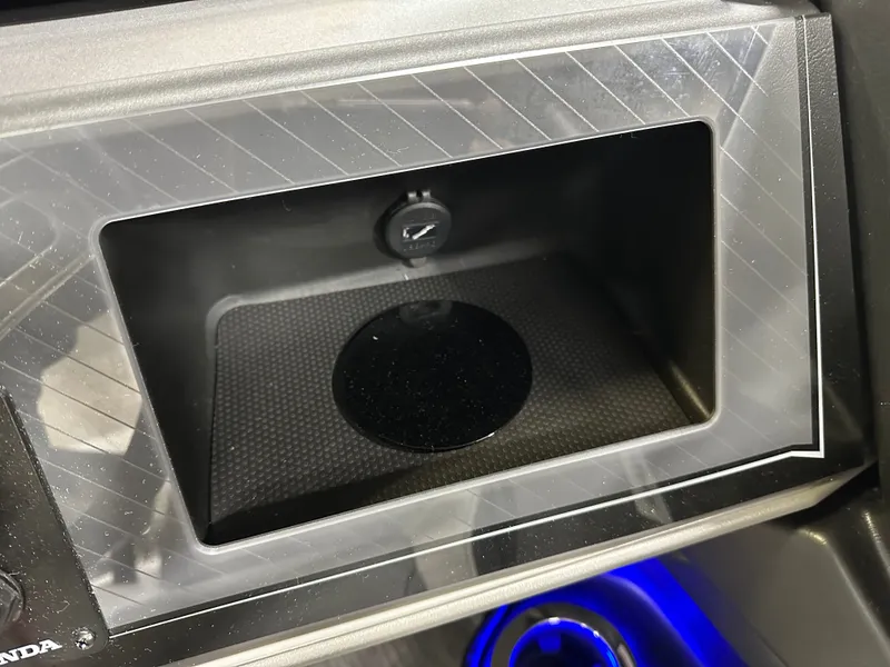 Slide: The Image of Tahoe Cascade 2385 Cruise Rear Bench (CRB) & Honda 4-Stroke EFI 2025 - 19