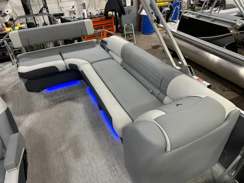 Slide: The Image of Tahoe Cascade 2385 Cruise Rear Bench (CRB) & Honda 4-Stroke EFI 2025 - 22