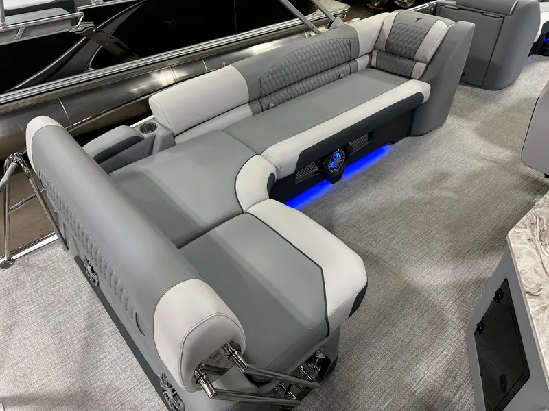 Slide: The Image of Tahoe Cascade 2385 Cruise Rear Bench (CRB) & Honda 4-Stroke EFI 2025 - 23