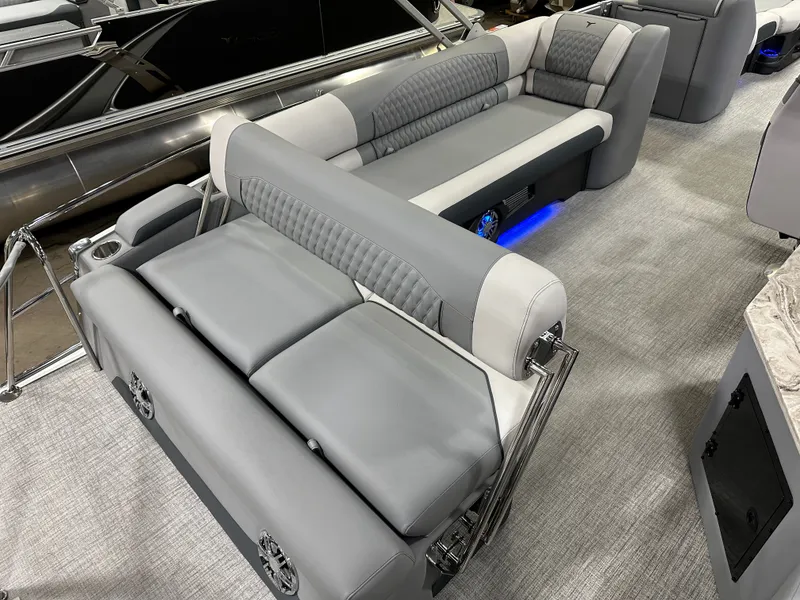 Slide: The Image of Tahoe Cascade 2385 Cruise Rear Bench (CRB) & Honda 4-Stroke EFI 2025 - 24