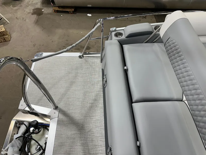 Slide: The Image of Tahoe Cascade 2385 Cruise Rear Bench (CRB) & Honda 4-Stroke EFI 2025 - 25