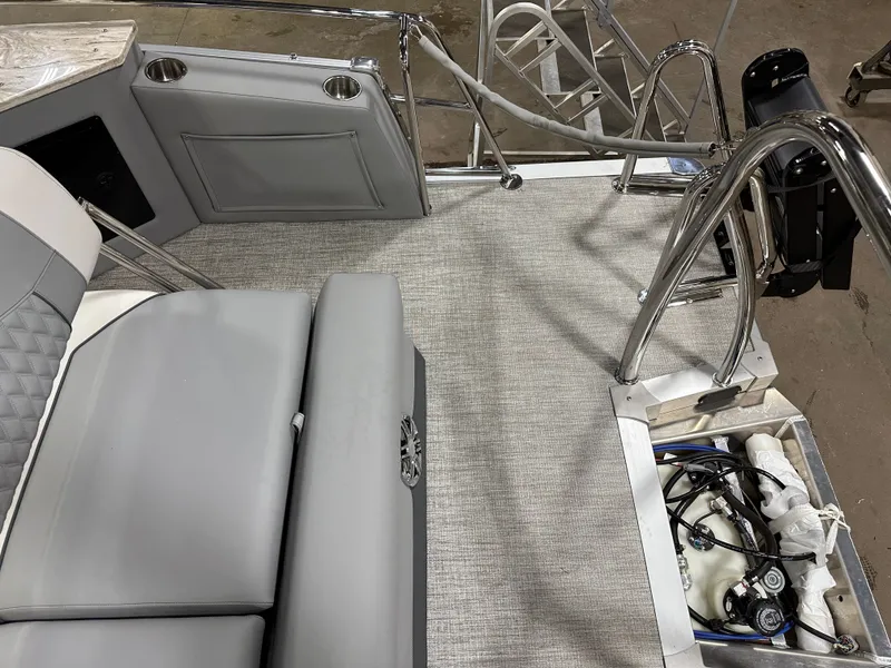 Slide: The Image of Tahoe Cascade 2385 Cruise Rear Bench (CRB) & Honda 4-Stroke EFI 2025 - 26