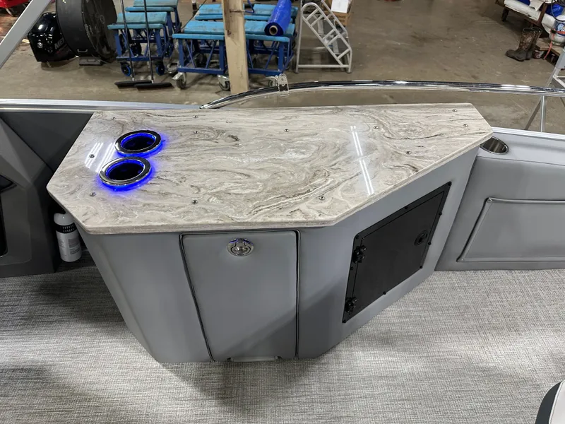 Slide: The Image of Tahoe Cascade 2385 Cruise Rear Bench (CRB) & Honda 4-Stroke EFI 2025 - 28