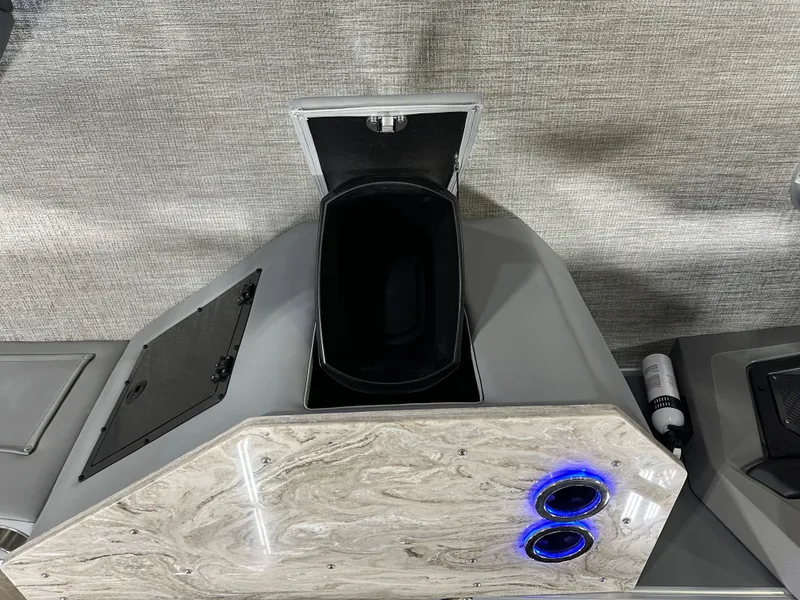 Slide: The Image of Tahoe Cascade 2385 Cruise Rear Bench (CRB) & Honda 4-Stroke EFI 2025 - 29