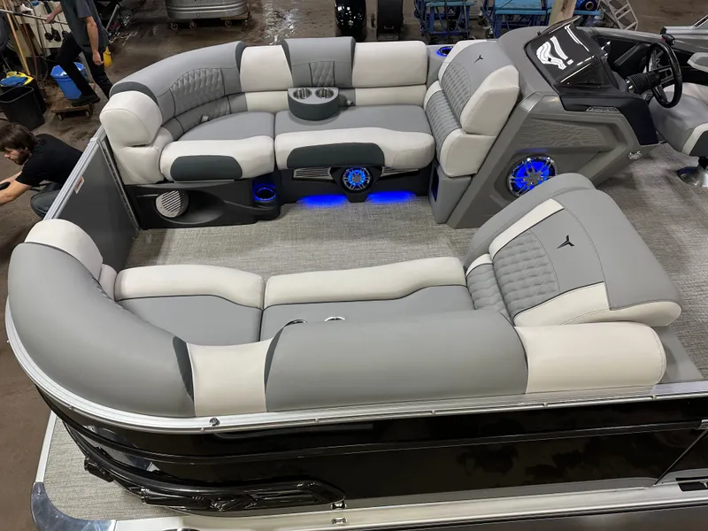 Slide: The Image of Tahoe Cascade 2385 Cruise Rear Bench (CRB) & Honda 4-Stroke EFI 2025 - 3