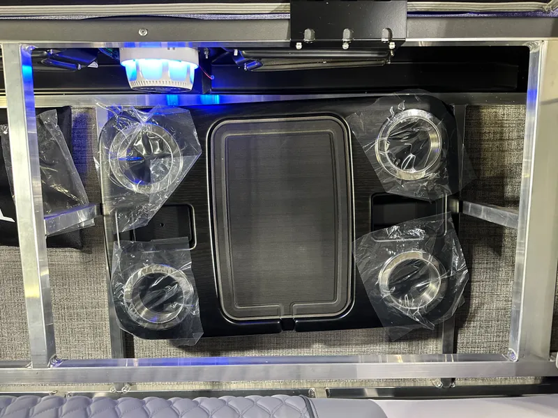 Slide: The Image of Tahoe Cascade 2385 Cruise Rear Bench (CRB) & Honda 4-Stroke EFI 2025 - 31