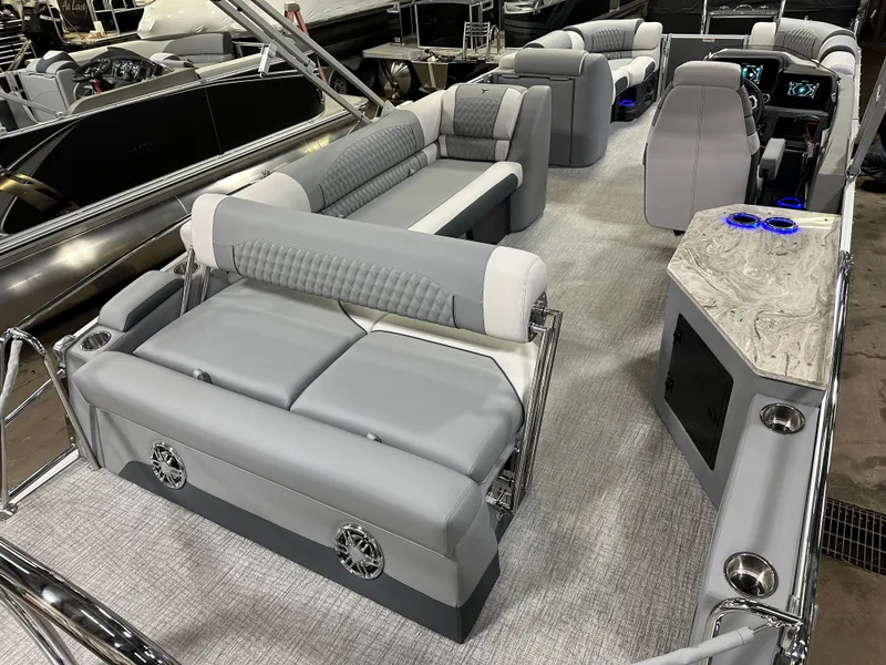 Slide: The Image of Tahoe Cascade 2385 Cruise Rear Bench (CRB) & Honda 4-Stroke EFI 2025 - 32