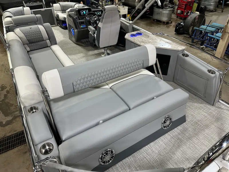 Slide: The Image of Tahoe Cascade 2385 Cruise Rear Bench (CRB) & Honda 4-Stroke EFI 2025 - 33