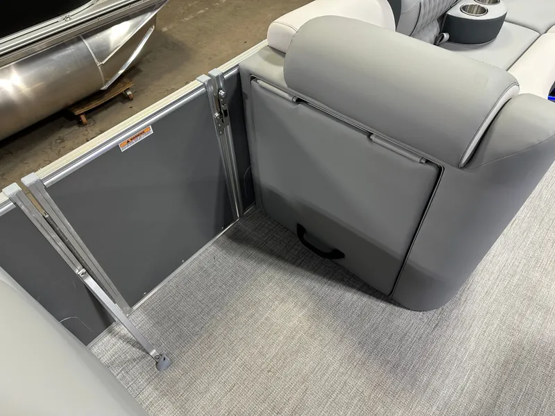 Slide: The Image of Tahoe Cascade 2385 Cruise Rear Bench (CRB) & Honda 4-Stroke EFI 2025 - 34