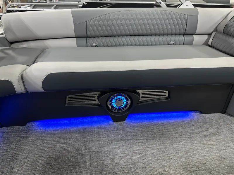 Slide: The Image of Tahoe Cascade 2385 Cruise Rear Bench (CRB) & Honda 4-Stroke EFI 2025 - 36